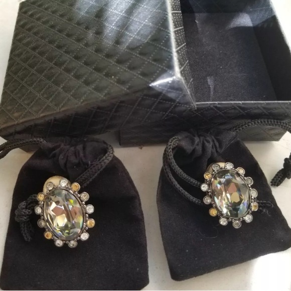 Oscar de la Renta Vintage Clip-on Earrings - Picture 3 of 6